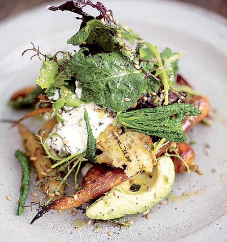 O salată răcoroasă pentru sfârșitul verii, de la Jamie Oliver. Vezi rețeta!