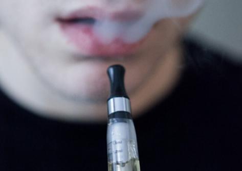 OMS recomandă interzicerea vânzării de ţigări electronice minorilor