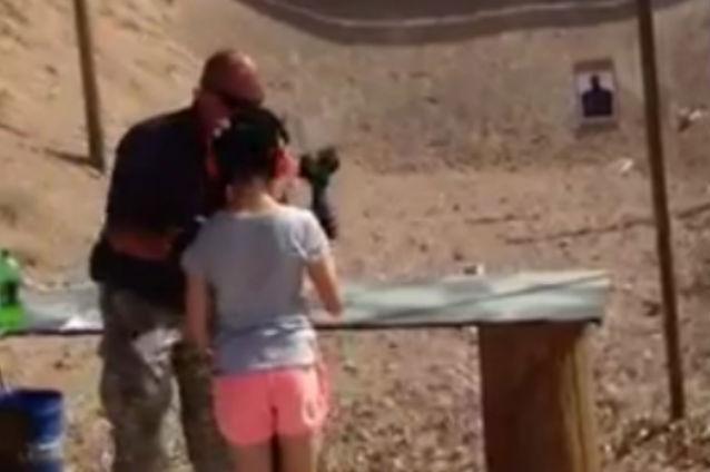 Instructor de tir, ucis accidental de o fată de 9 ani pe care o învăţa să tragă cu un Uzi