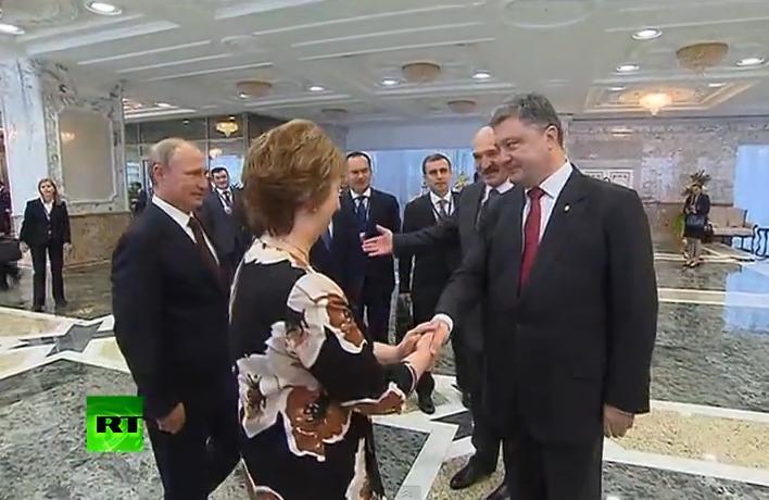 Întâlnire de GRADUL ZERO la Minsk. REACŢIA preşedintelui ucrainean Petro Poroşenko în momentul în care dă mâna cu Vladimir Putin (VIDEO)
