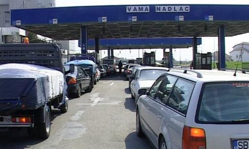 Circulaţie intensă pe DN7, către Vama Nădlac. Coloană de autovehicule la punctul de trecere a frontierei