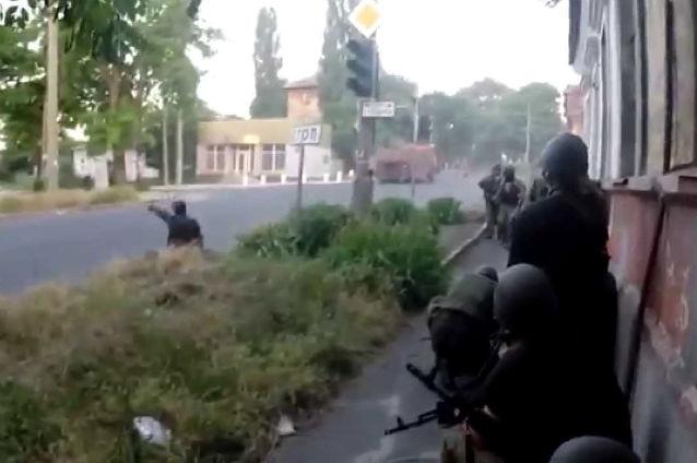Criza din Ucraina: Locuitorii părăsesc oraşul Mariupol, port strategic ameninţat de rebelii proruşi