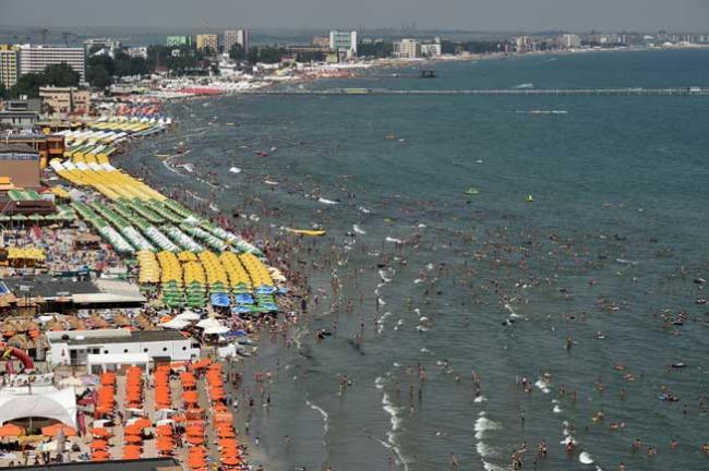 Final de sezon estival. Doar în Mamaia şi Costineşti turişii se mai înghesuie la plajă