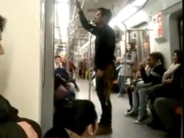 (VIDEO) Un tânăr care cântă în metrou face furori pe internet. Trebuie să vezi asta!