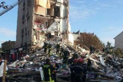 Imobil prăbuşit în urma unei explozii la marginea Parisului. Un copil mort, 12 persoane dispărute
