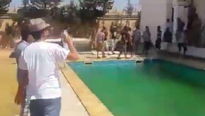 Tripoli: Islamiştii au preluat controlul Ambasadei SUA, cel mai mult le-a plăcut piscina (VIDEO)
