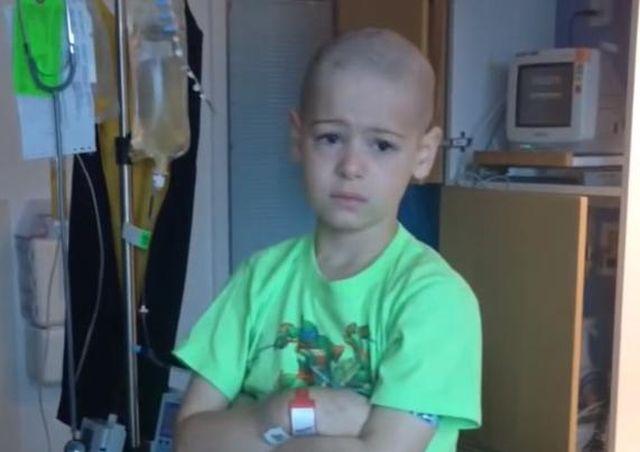 Un băieţel de şapte ani, bolnav de CANCER, află că va fi externat. REACŢIA micuţului, după o lună de chimioterapie (VIDEO)