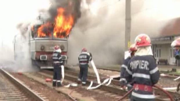 Locomotiva trenului de călători IR 1646 a luat foc pe traseu. Pompierii militari au intervenit