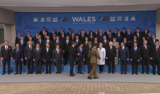 Două poze &quot;Adio, NATO!&quot; pentru Băsescu