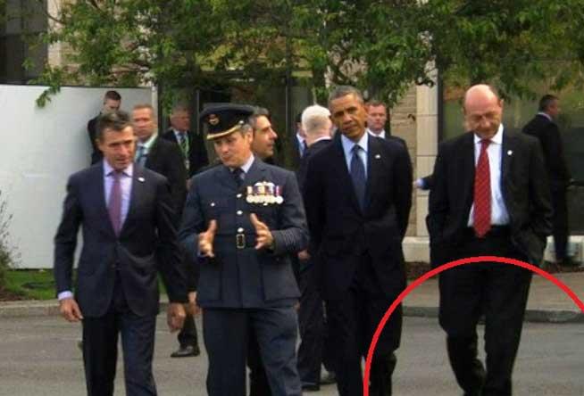 FOTO. Băsescu ţopăind discret pe bordură, doar pentru a fi văzut alături de Obama