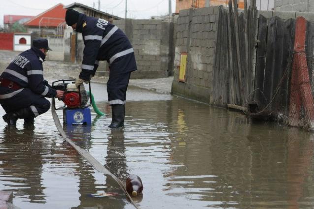 Inundaţie în Caracal. Peste 20 de gospodării au fost afectate