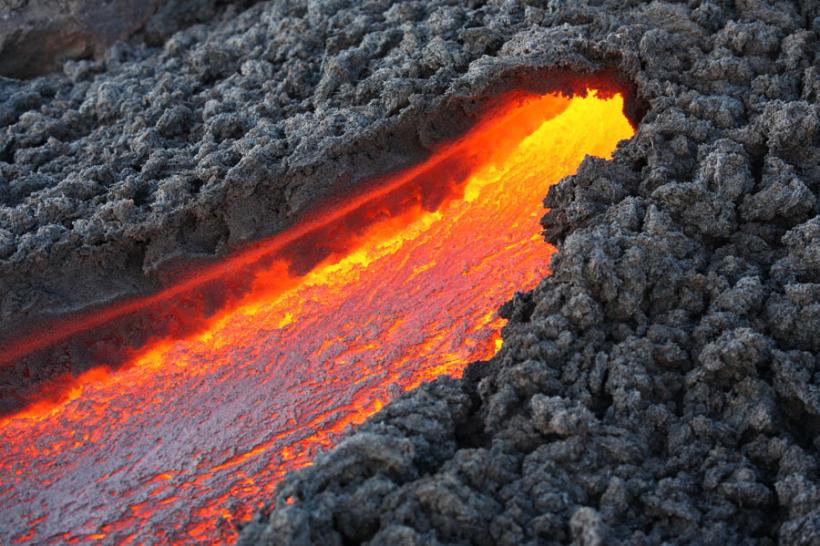 STARE DE URGENŢĂ în Hawaii! Râuri de lavă curg spre case, în urma erupţiei vulcanului Kilauea (VIDEO)