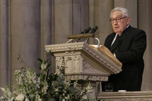 Kissinger îl îndeamnă pe Obama să lanseze un atac total împotriva jihadiştilor