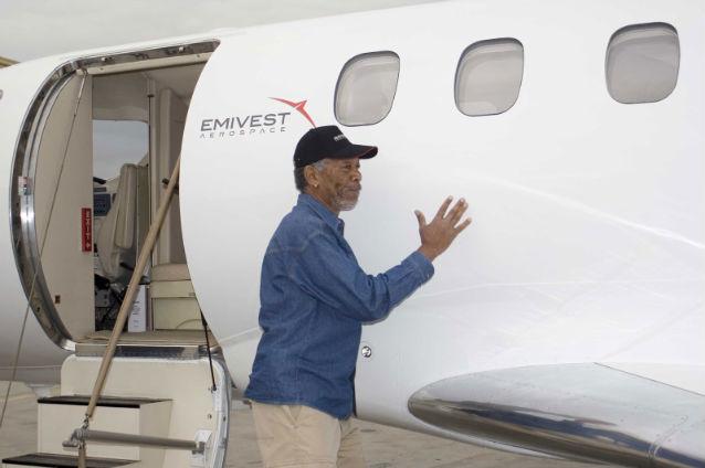 Morgan Freeman a aterizat de patru ori de urgenţă, cu avionul personal, în drum spre Canada
