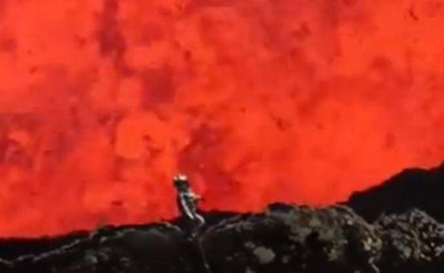 Îţi taie răsuflarea! Momentul INCREDIBIL în care un explorator coboară în INIMA unui vulcan, la 400 m adâncime (VIDEO)