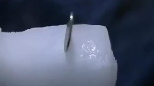 Ce se întâmplă când pui o monedă pe o bucată de gheaţă VIDEO