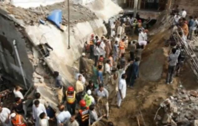 TRAGEDIE în Pakistan: 24 de oameni au murit, după ce o moschee s-a PRĂBUŞIT în cartierul sărac Daroghawala (VIDEO)