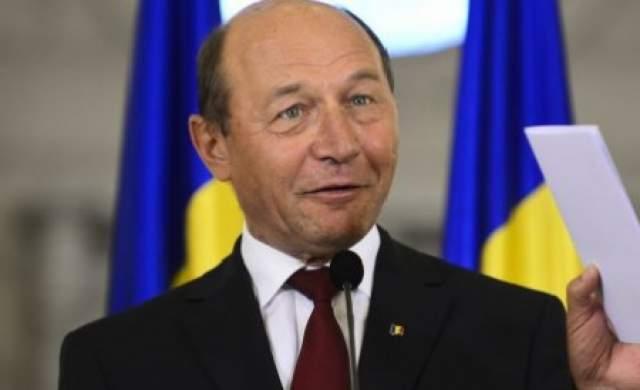 Băsescu spune că, dacă va fi suspendat, va cere prelungirea mandatului pentru că &quot;nu ia salariu&quot; și &quot;nu-i merge vechimea&quot;