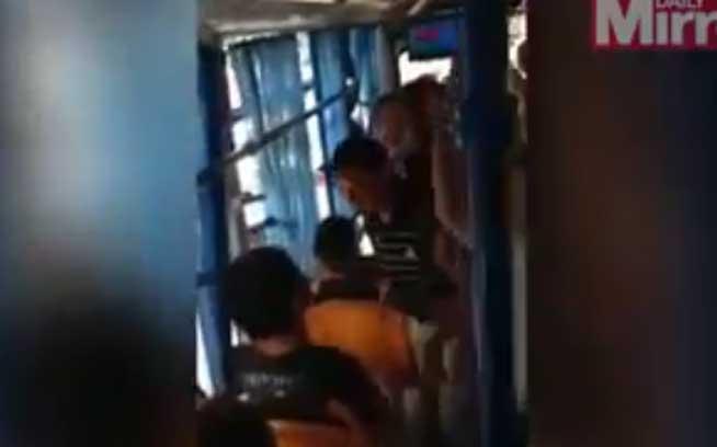VIDEO. Gaşca PENSIONARILOR ia la ŞUTURI un tânăr în autobuz!