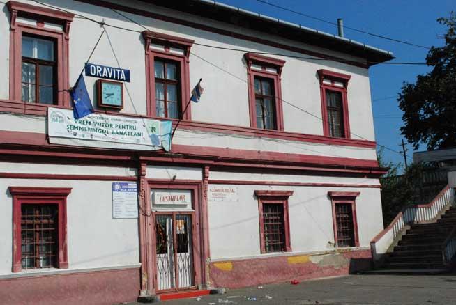 Semmeringul bănăţean, ruinat de autorităţi. Cea mai veche linia ferată montană din România este o povară pentru CFR şi politicieni