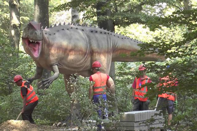 Alţi 14 dinozauri fabricaţi în Germania au ajuns la Dino Park Râşnov