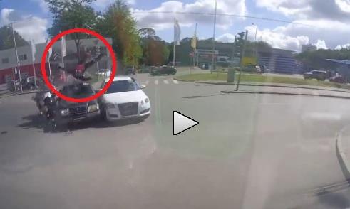VIDEO. Tumbă spectaculos de norocoasă a unui motociclist, după ce n-a respectat semaforul și a trecut pe roșu