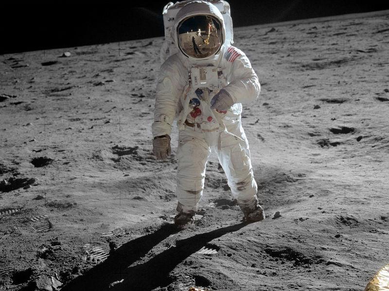 Oamenii pot alerga pe Lună mult mai rapid decât se credea 
