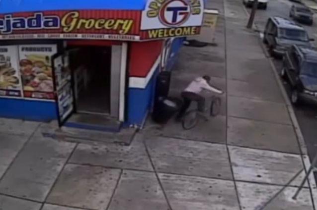 A jefuit magazinul cu o banană. Apoi a fugit de la faţa locului pe bicicletă, dărâmând tomberoanele în goana sa (VIDEO)