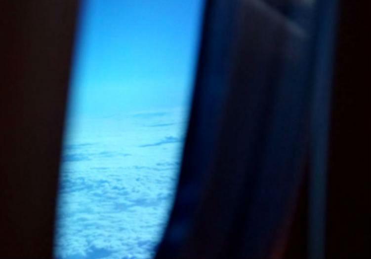 VIDEO EXPLOZIV. OZN GIGANT, surprins deasupra Ţării Galilor. Imaginile, filmate dintr-un avion de pasageri, fac înconjurul lumii!