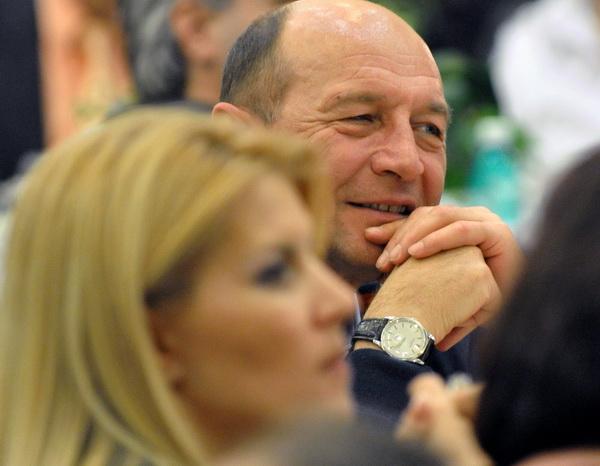 Băsescu a semnat pentru susţinerea Elenei Udrea la prezidenţiale