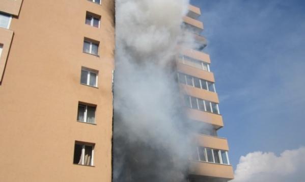 Explozie într-un bloc de locuinţe din Suceava: Trei persoane au ajuns la spital