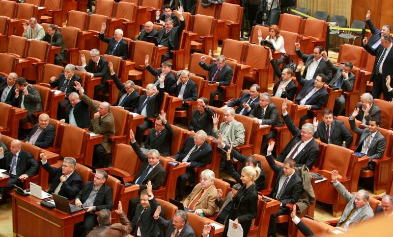 Moţiunea de cenzură împotriva Guvernului Ponta va fi votată azi în plenul Parlamentului