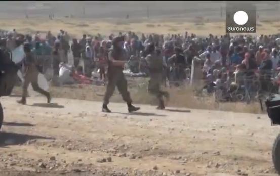 VIDEO. În 48 de ore, peste 100.000 de refugiaţi sirieni au fugit în Turcia de frica Statului Islamic. Tinerii vor să se întoarcă să lupte 