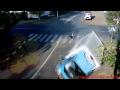 VIDEO. Ce noroc! Cum scapă un biciclist nevătămat dintr-un accident GROAZNIC