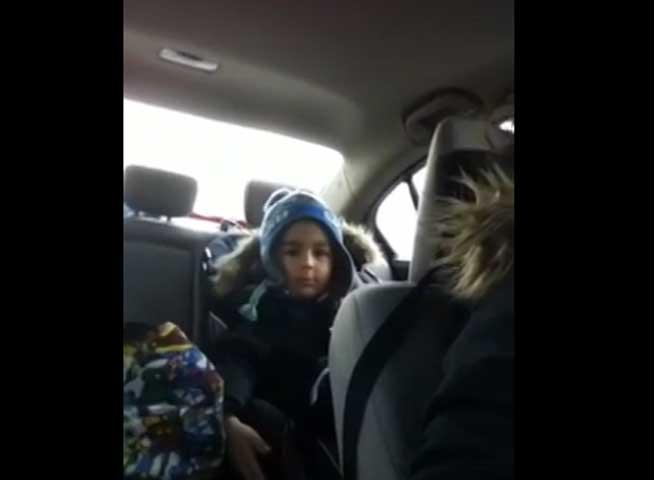Cum reacţionează un puşti de patru ani când află că fata de care îi place vorbeşte şi cu alţi băieţi! (VIDEO)