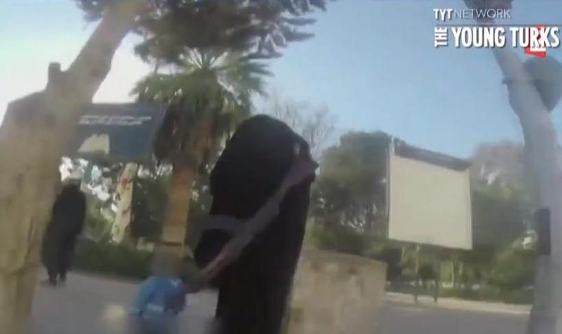 IMAGINI ŞOCANTE! O femeie filmează pe ascuns în cuibul jihadiştilor Statului Islamic. Ce păţeşte când e reperată de terorişti (VIDEO) 