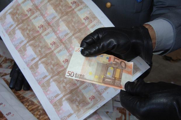 Fabrică de bani falşi apaţinând mafiei italiene, descoperită în România. Mai mulţi membri Camorra, ridicaţi de DIICOT