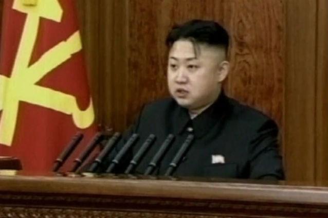 De ce ŞCHIOPĂTEAZĂ cu ambele picioare liderul Coreei de Nord