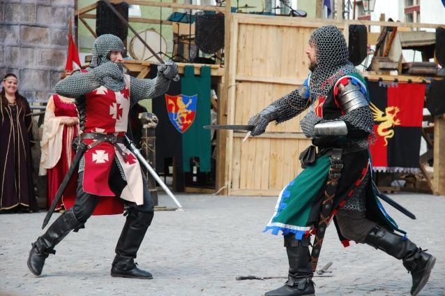 Demonstrații de lupte cavalerești la prima ediție a Festivalului Medieval de la Curtea de Argeș