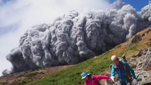 Scene terifiante în Japonia. 31 de excursionişti, în stop cardiac, în apropierea vârfului vulcanului Ontake