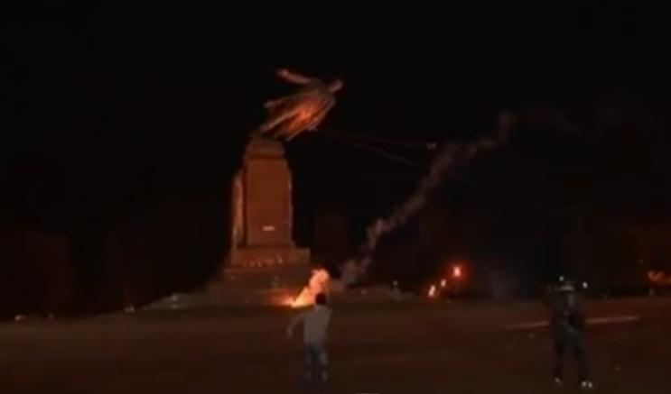 Demonstranţii naţionalişti au DEMOLAT cea mai mare statuie a lui LENIN din Ucraina (VIDEO)