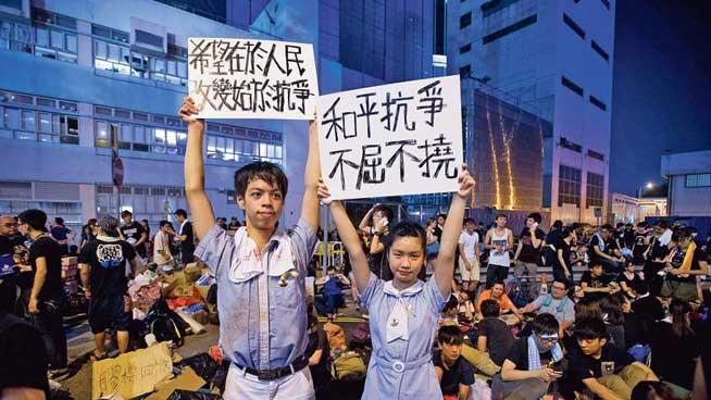 Hong Kong: De ce se revoltă “umbrelele”