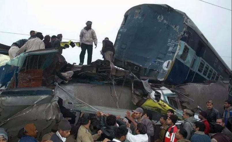 TRAGEDIE ÎN INDIA: Două trenuri de pasageri s-au ciocnit la Gorakhpur. Cel puţin 12 oameni au murit (VIDEO)