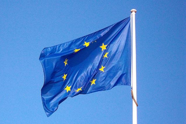 Steagul UE, confundat cu steagul unei grupări teroriste de locuitorii panicaţi ai unui oraş iralndez