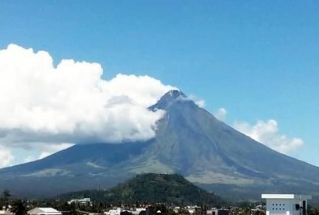 ALERTĂ în Filipine. Experţii avertizează că vulcanul Mayon se dilată şi ar putea intra în erupţie (VIDEO)