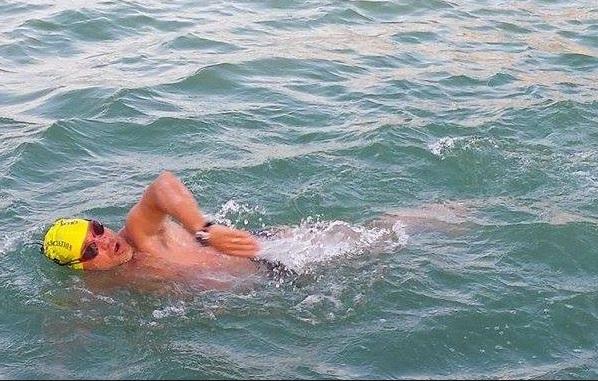 Avram Iancu, la a doua încercare de traversare a Canalului Mânecii. Bibliotecarul din Petroşani va parcurge înot circa 42 de kilometri