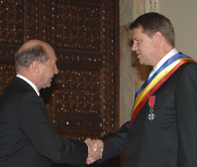Klaus Iohannis, frăţia cu Băsescu sau tandemul cetăţeanului de onoare cu decoratul