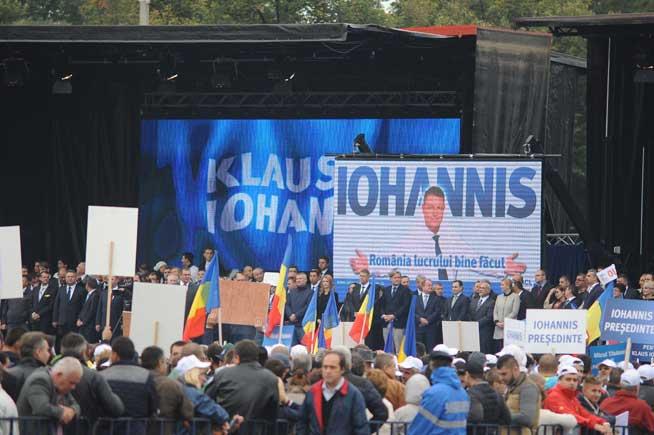 Klaus Iohannis, lansare cu ochii în prompter şi imagini plagiate