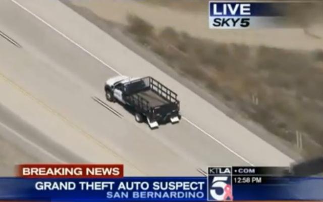 Urmărire ca-n filme pe o autostradă din SUA. Șoferul unei camionete s-a întrecut cu poliţia timp de 90 de minute (VIDEO)