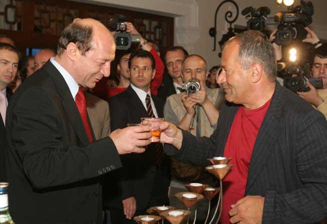 SRS, victima lui Băsescu, Ceauşescu şi Gaddafi